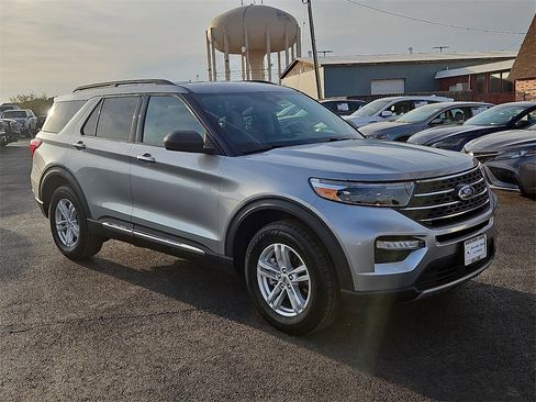 Used 2022 Ford Explorer XLT w/ Equipment Group 202A image 10