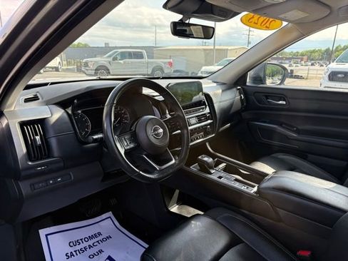 Used 2023 Nissan Pathfinder SL FWD image 3