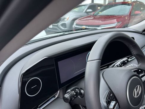 Used 2025 Hyundai Elantra Limited image 38