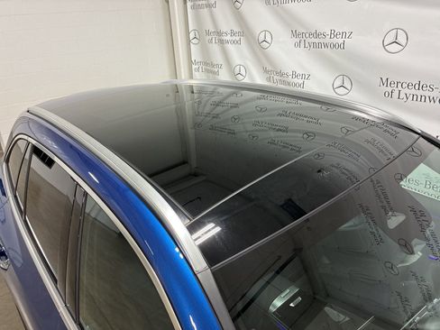 Used 2025 Mercedes-Benz GLC 300 4MATIC image 30