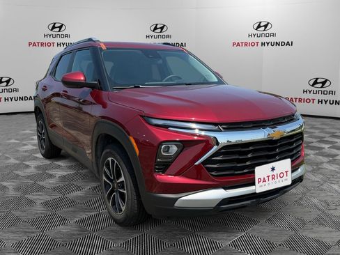 Used 2025 Chevrolet TrailBlazer LT AWD/4WD image 1