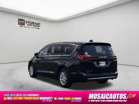 Used 2025 Chrysler Pacifica Select FWD image 5