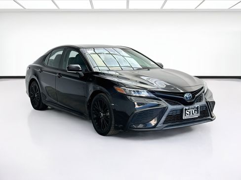 Used 2022 Toyota Camry SE FWD image 3