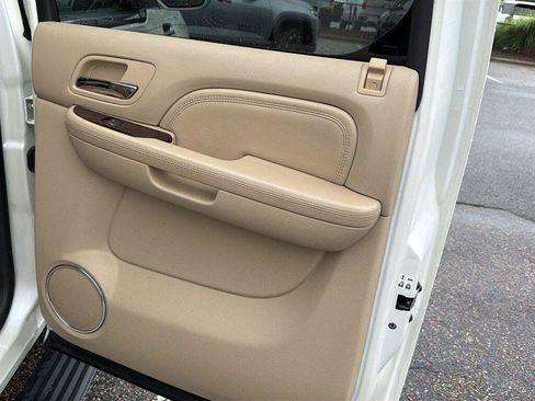 Used 2010 Cadillac Escalade ESV Premium RWD image 37