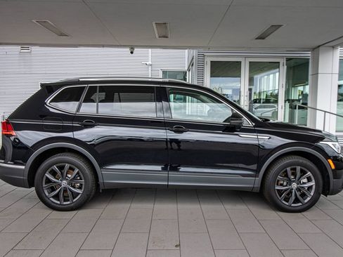 Certified 2024 Volkswagen Tiguan SE FWD image 3