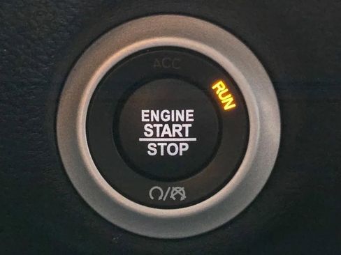 Used 2025 Chrysler Pacifica Limited image 18