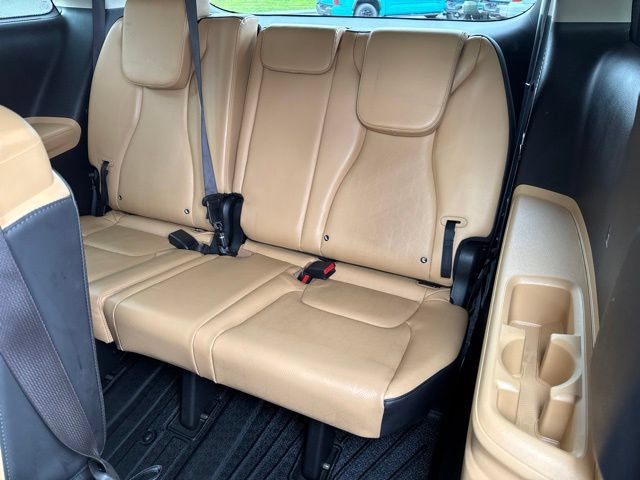 Used 2024 Kia Carnival EX FWD image 7