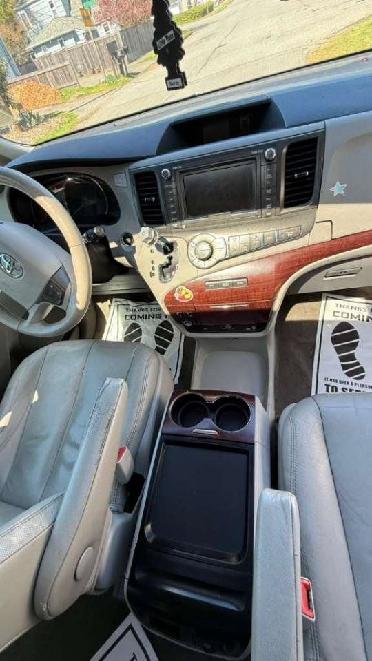 Used 2011 Toyota Sienna XLE w/ Premium Pkg FWD image 9