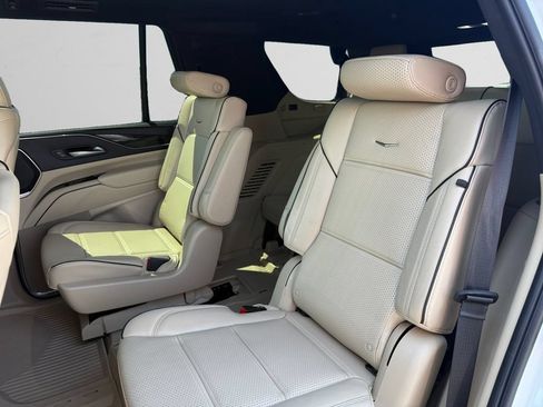 Used 2024 Cadillac Escalade Premium Luxury AWD/4WD image 10