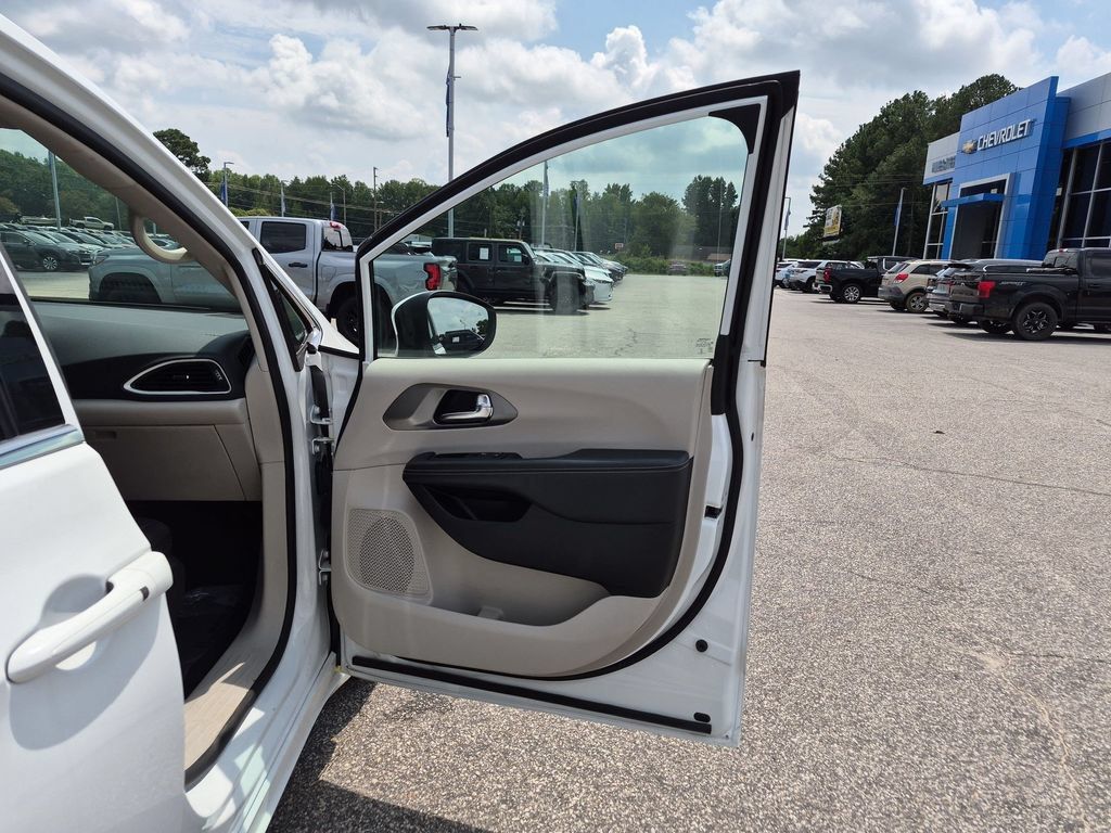 Used 2023 Chrysler Pacifica Touring-L FWD image 34