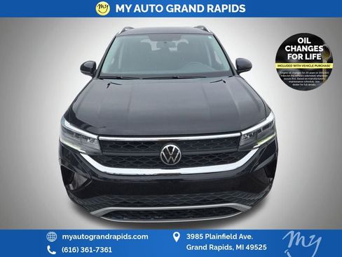 Used 2022 Volkswagen Taos SE image 2