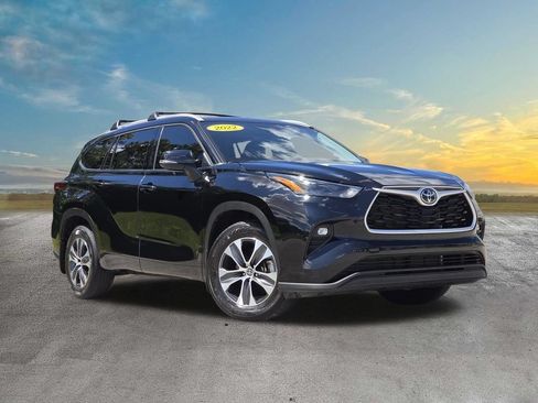 Used 2022 Toyota Highlander XLE AWD/4WD image 1