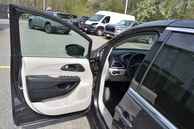 Used 2023 Chrysler Pacifica Touring-L FWD image 15