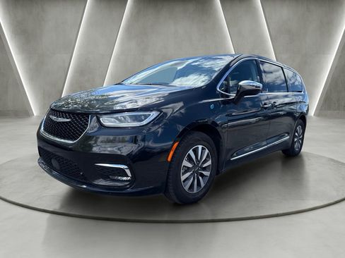 Used 2023 Chrysler Pacifica Limited FWD image 3
