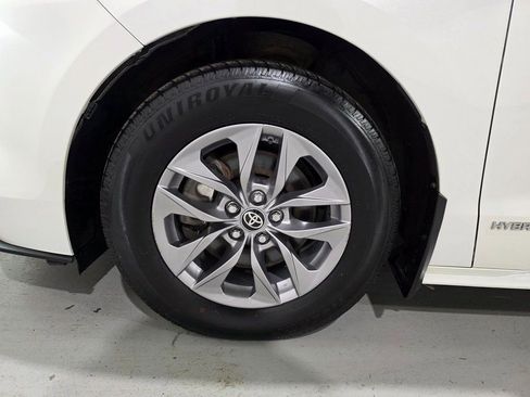 Used 2021 Toyota Sienna Limited image 8