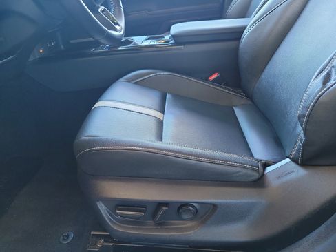 Used 2025 Toyota Camry SE image 38