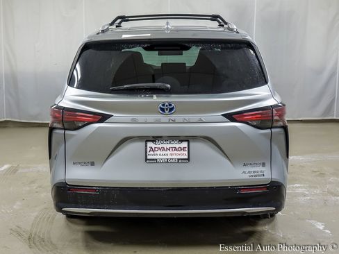 Used 2023 Toyota Sienna Platinum image 6