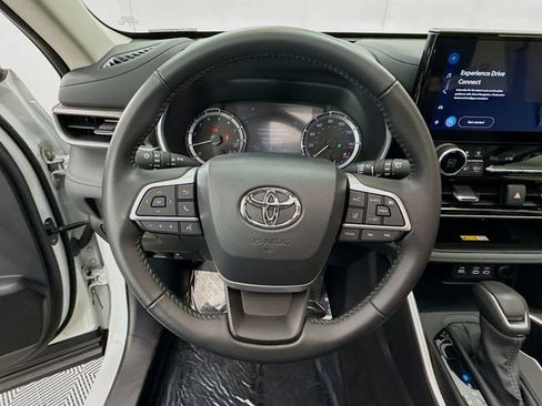 Used 2024 Toyota Highlander XLE AWD/4WD image 11