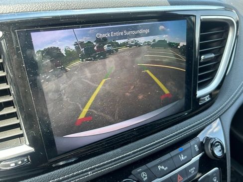 Used 2026 Chrysler Pacifica Limited FWD image 19