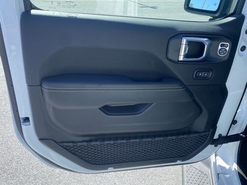 New 2025 Jeep Gladiator Sport image 12