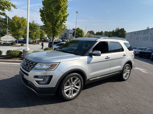 Used 2017 Ford Explorer Limited w/ Equipment Group 301A FWD image 5