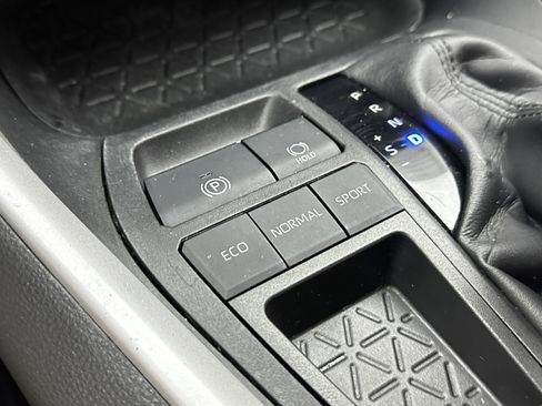 Used 2022 Toyota RAV4 LE image 16