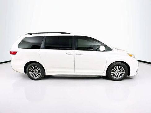 Used 2020 Toyota Sienna XLE w/ XLE Navigation Package FWD image 26