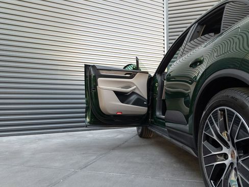 Certified 2025 Porsche Macan Electric RWD image 14