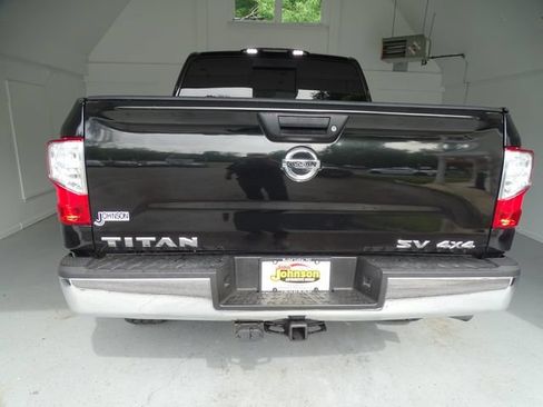 Used 2017 Nissan Titan SV AWD/4WD image 16