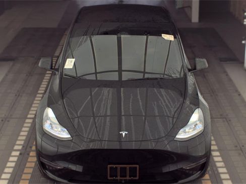 Used 2024 Tesla Model Y Long Range AWD/4WD image 2