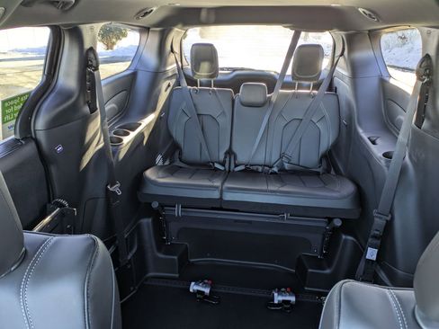 Used 2025 Chrysler Pacifica Select image 21