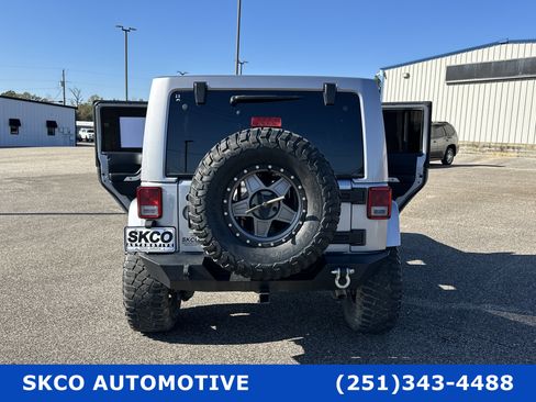Used 2017 Jeep Wrangler Unlimited Sahara w/ Connectivity Group image 32