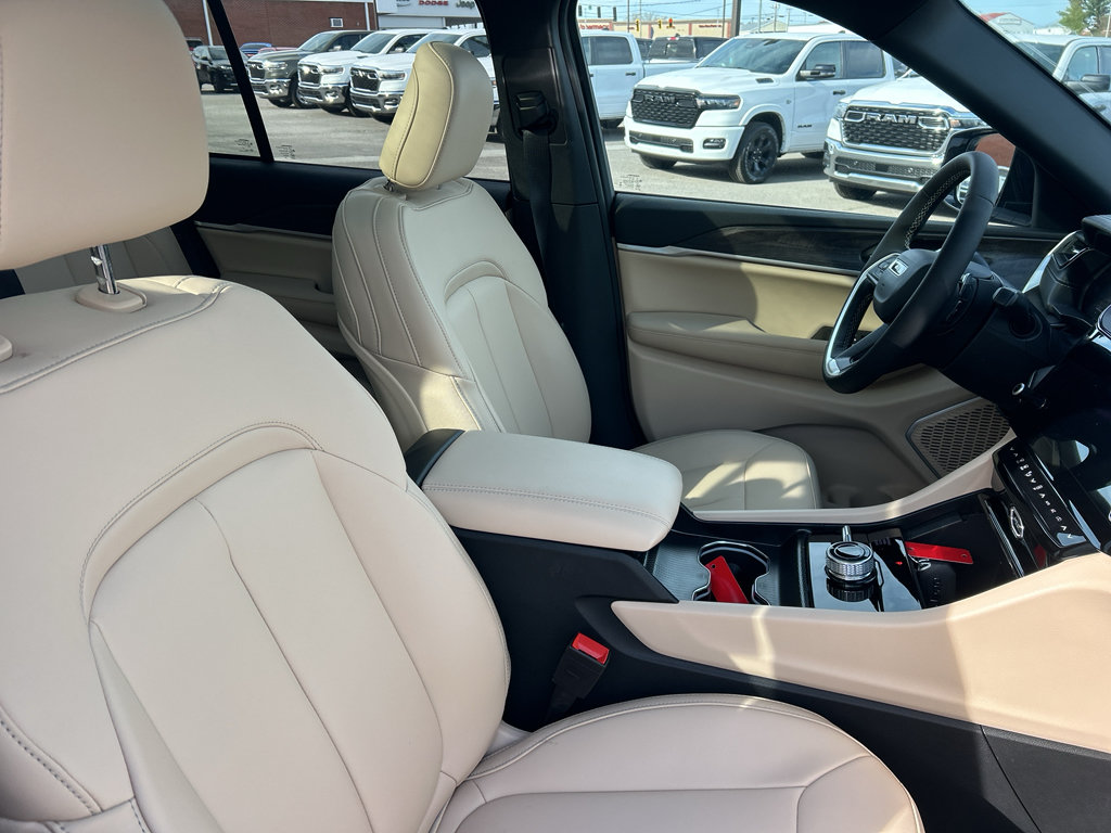 New 2026 Jeep Grand Cherokee Limited w/ Limited Altitude Package AWD/4WD image 13