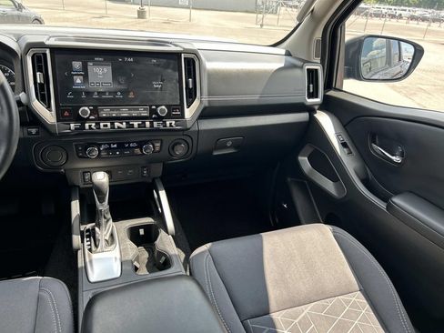 Used 2025 Nissan Frontier SV w/ SV Convenience Package RWD image 25