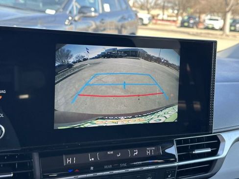 Used 2025 Toyota Sienna XLE image 18