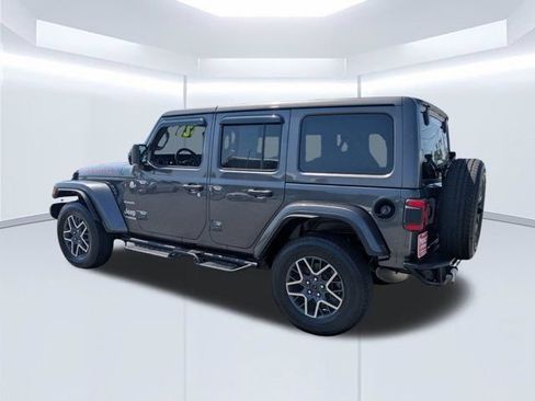 Used 2018 Jeep Wrangler Unlimited Sahara AWD/4WD image 6