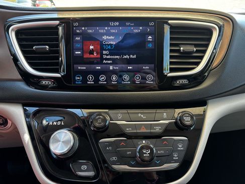 Used 2018 Chrysler Pacifica Touring-L FWD image 17