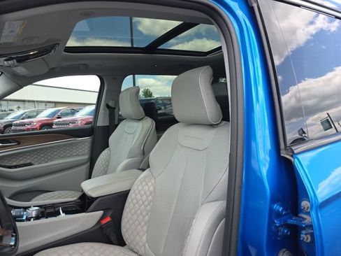 Used 2023 Jeep Grand Cherokee L Summit w/ Advanced Protech Group IV AWD/4WD image 15
