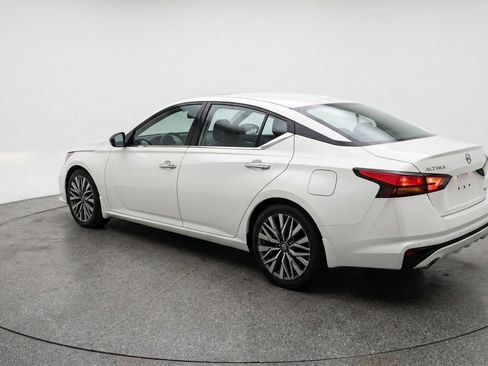 Used 2025 Nissan Altima 2.5 SV FWD image 6