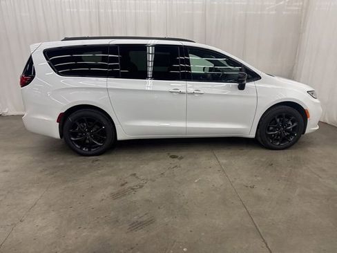 New 2026 Chrysler Pacifica Select w/ S Appearance Package image 34