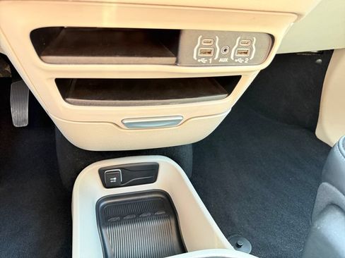 Used 2024 Chrysler Pacifica Touring-L FWD image 27