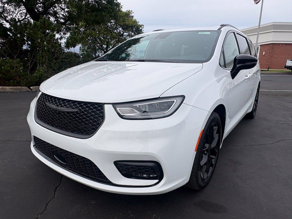 Used 2025 Chrysler Pacifica Limited FWD image 1
