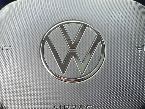 Used 2023 Volkswagen Tiguan SE w/ Panoramic Sunroof Package FWD image 16