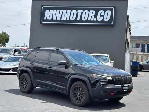 Used 2019 Jeep Cherokee Trailhawk AWD/4WD image 1