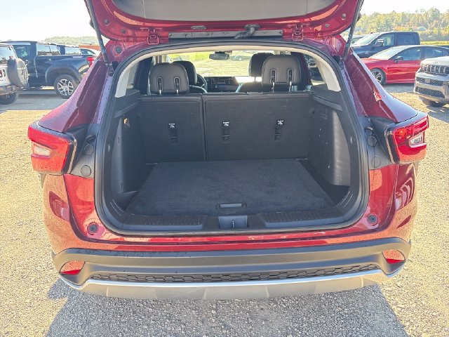 Used 2025 Chevrolet Trax LT FWD image 4