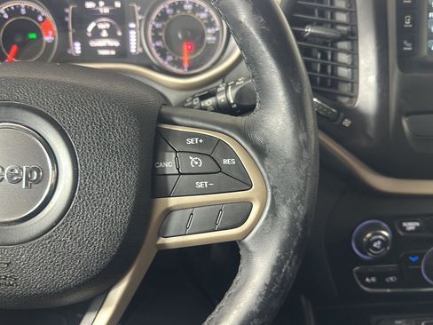 Used 2017 Jeep Cherokee Latitude FWD image 9