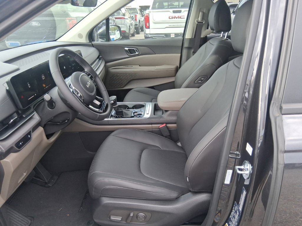 Certified 2026 Kia Carnival EX FWD image 11