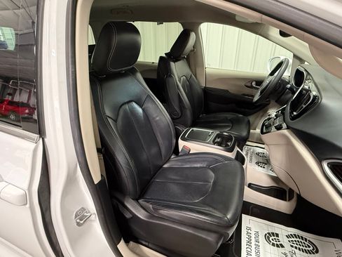Used 2022 Chrysler Pacifica Touring-L FWD image 10