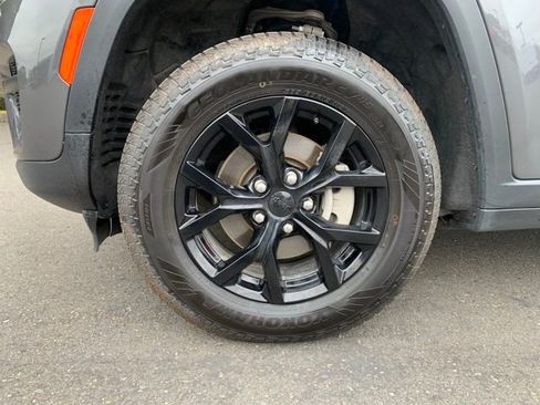 Used 2024 Jeep Grand Cherokee Altitude image 11