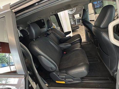 Used 2014 Toyota Sienna SE FWD image 18
